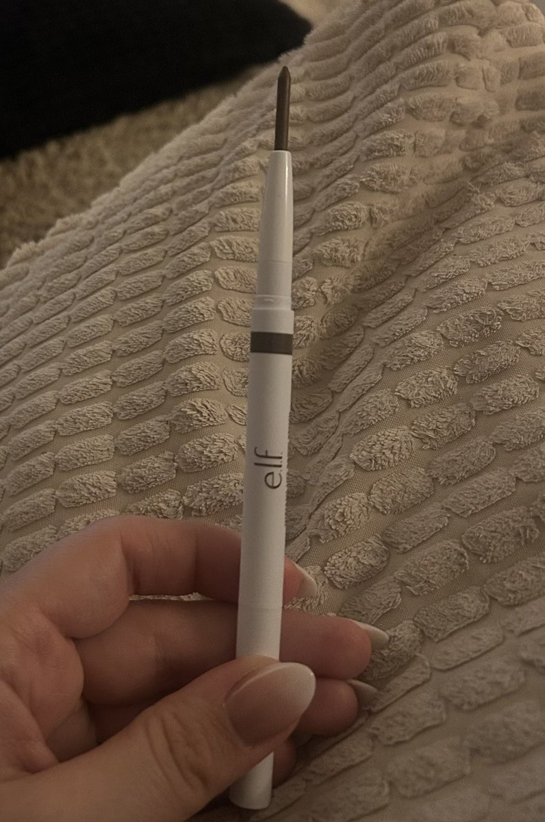 MelissaTaylor28's tweet photo. @elfcosmetics Pretty shocked to have bought an eyebrow pencil today to realise that the entirety of the product doesn’t even cover half of the twistable section of the casing. I would return if I was able to. What a waste of money and a huge rip off https://t.co/u3WW9lZutI