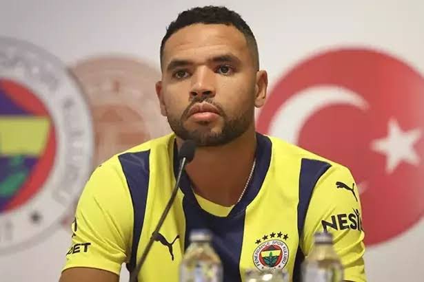 yasarybb's tweet photo. Üçü arasında bir fark var mı. Ben bi fark göremedim ama. #FBvsGS https://t.co/KNCesjEPla
