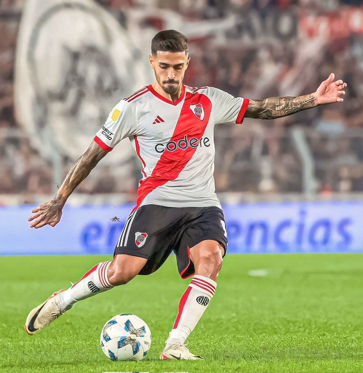 MedioRiver's tweet photo. GOL DE MANU LANZINI 10 AÑOS DESPUÉS.

LA ESTÁ ROMPIENDO TODA. VOLVIÓ EL 10. https://t.co/nnOZVdJ7Cy