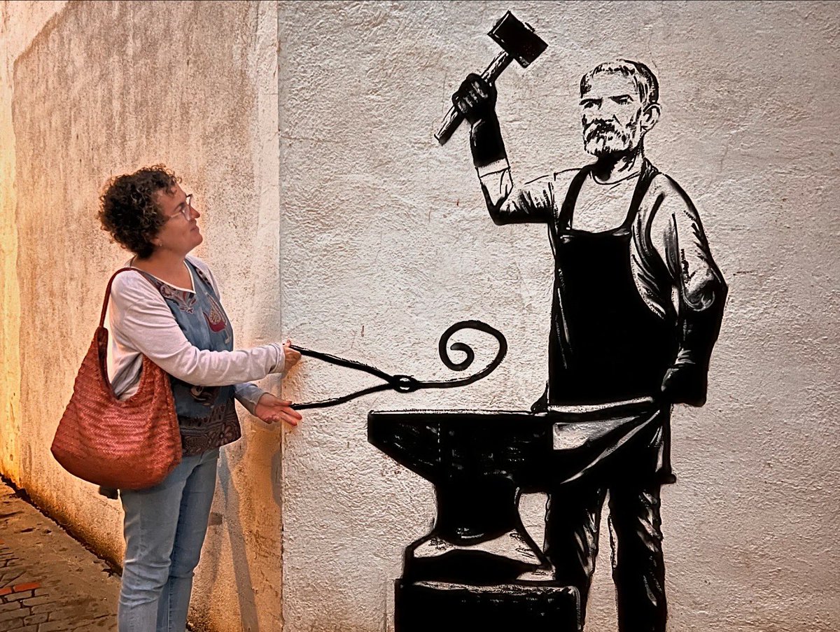BisbalPenedes's tweet photo. GRAFFTECH FEST | Tot i la pluja☔️, el #GraffTechFest continua endavant.
✨Avui també hem estrenat algunes petites obres inspirades en l'art de Banksy fetes per l'artista Quini Art. Ja us hi heu fet fotos?
📲Si voleu, podeu usar l'etiqueta #ArtUrbàBisbal i ens hi podeu etiquetar😉 https://t.co/1oycPUa1oD