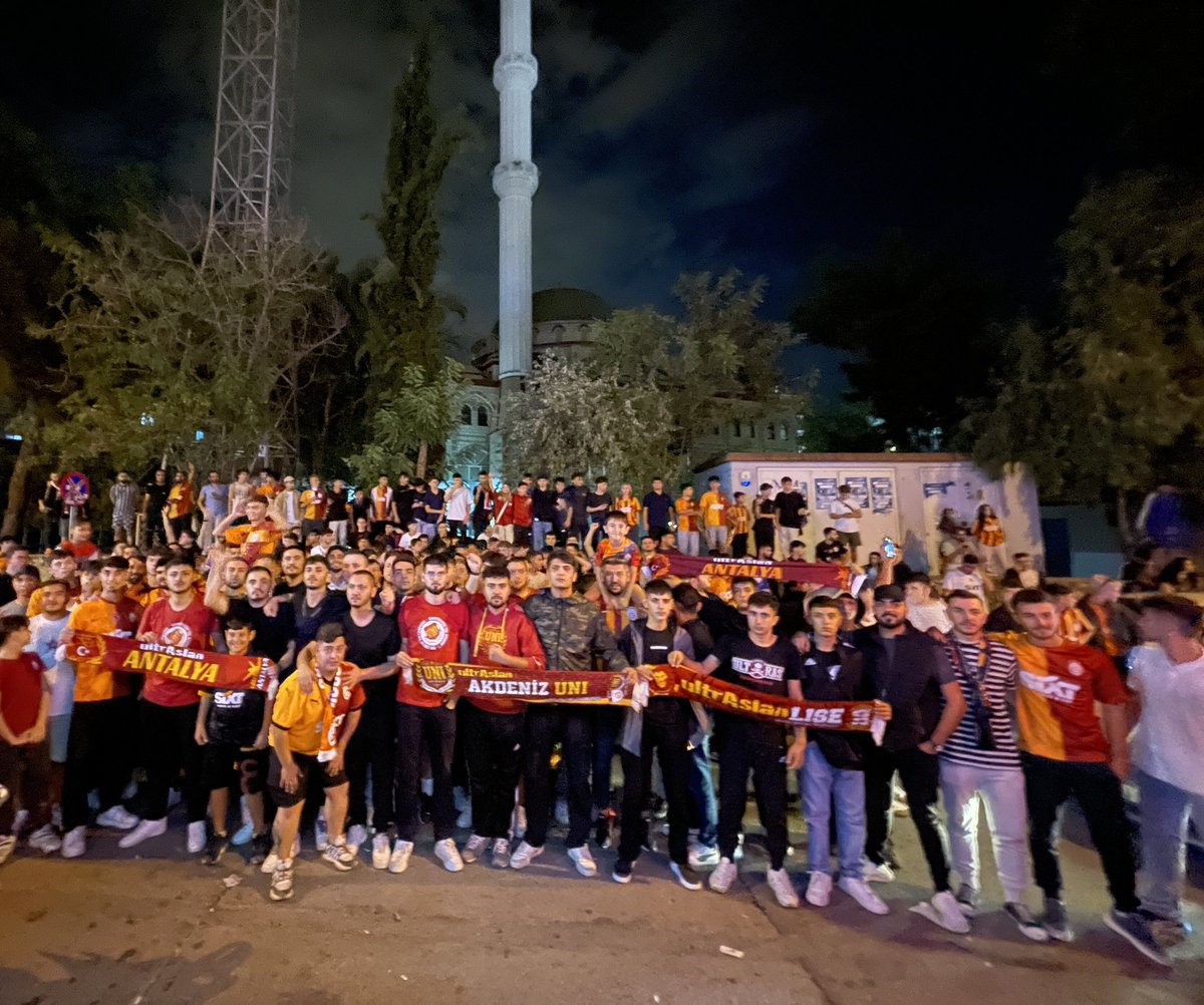 ALEM BUYSA KRAL CİMBOM ! 

fenerbahçe - GALATASARAY’ımız karşılaşmasını hep beraber omuz omuza izledik. Katılım sağlayan üyelerimize teşekkür ederiz.

#ultrAslanUNI
#uAUNIAKDENİZ
