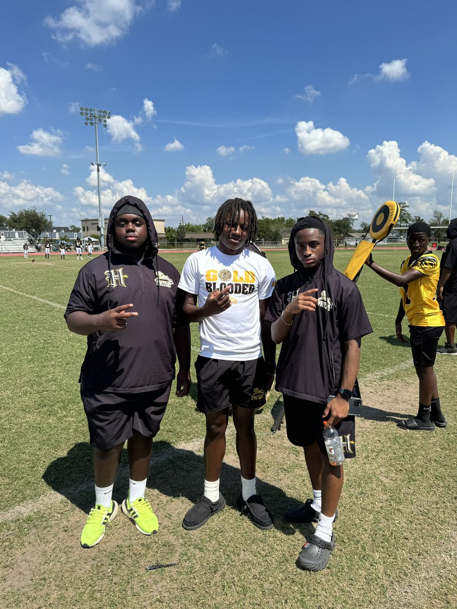 KyleMallory2027's tweet photo. Out here coaching up the next great Bulldogs with the guys 😂😂..   #rollprideroll #theprideway #thehoustonprideyouthfootballandcheer #summercreekfootball https://t.co/ZHv0qY0LKQ