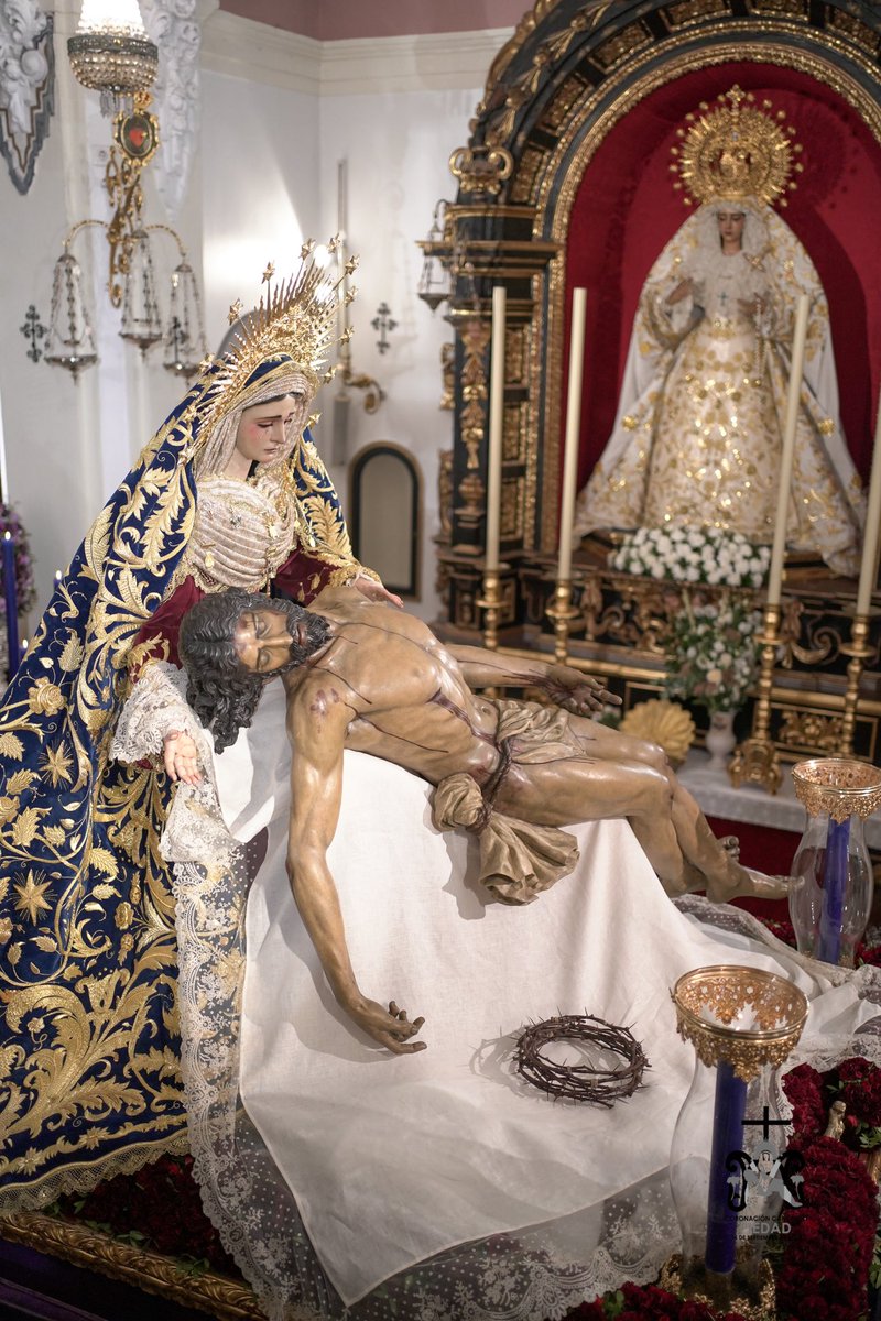 HdadBaratillo's tweet photo. 🔵 NUESTRA SEÑORA DE LA PIEDAD 🔴

📷 Así se encuentran el Stmo. Cristo de la Misericordia y nuestra Sagrada Titular sobre las  andas para el Rosario de la Aurora con motivo de la celebración de la Misa de Acción de Gracias por la #CoronaciónPiedad en la Capilla del Rosario de la Real Maestranza de Cabellería de Sevilla que se celebrará mañana con el siguiente horario:

🕰️ Rosario de la Aurora ➡️ 9:00 horas
🕰️ Misa de Acción de Gracias ➡️ 10:30 horas.

#AzulBaratillo