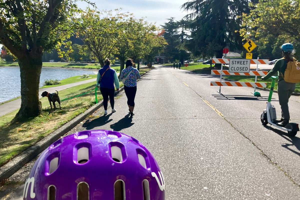 GordonOfSeattle's tweet photo. It’s the last weekend of the year when Lake Washington Boulevard is low-pollution, accessible and family-friendly park — get out there and enjoy it! #AccessibleLWB https://t.co/sLmuWrD3dx