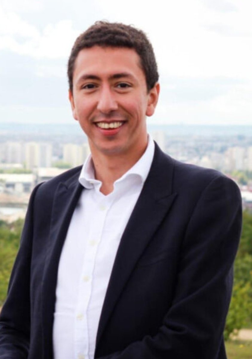 Début septembre,  le nouveau sous secrétaire d'état en charge de la citoyenneté Othman Nasrou disait:  "Je n'ai pas l'intention de participer à cette grande émission de téléréalité organisée par le président de la République". Depuis, il a choisi la comédie.
#GouvernementBarnier