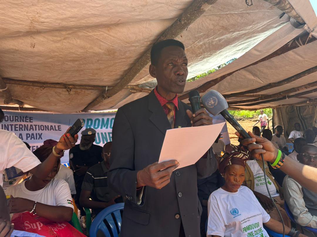En cette Journée Internationale de la Paix, un comité local de paix et réconciliation a été installé à Bambouti devant plus de 500 habitants. Un pas supplémentaire pour l’apaisement des relations entre les communautés du Haut-Mbomou (Sud-Est 🇨🇫).

#PeaceBegins #JourneeDeLaPaix