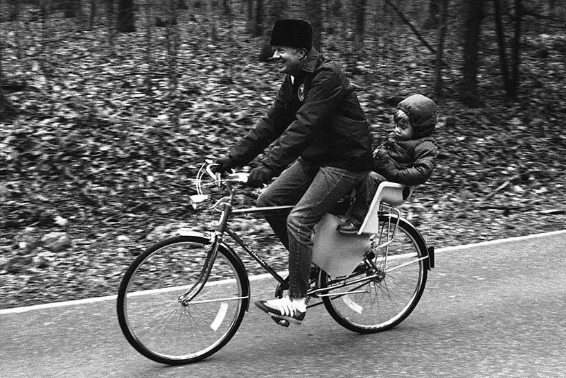 39th U.S. president Jimmy Carter rides his bicycle with his grandson Jason during an outing at Cunningham Falls State Park, Maryland, 1978.

Happy 100th #BicycleBirthday, Jimmy Carter!
#BornOnThisDay October 1, 1924

There's a whole slew of Carter bike pics. Stay tuned for a 🧵