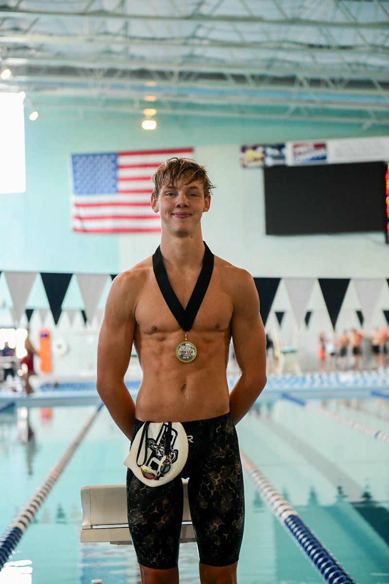 🚨 SCHOOL RECORD ALERT 🚨 
Deacon Gutshall breaks the school record in the 500 Freestyle with a 🥈place finish at the NKC Invite with a time of 4:37.26.