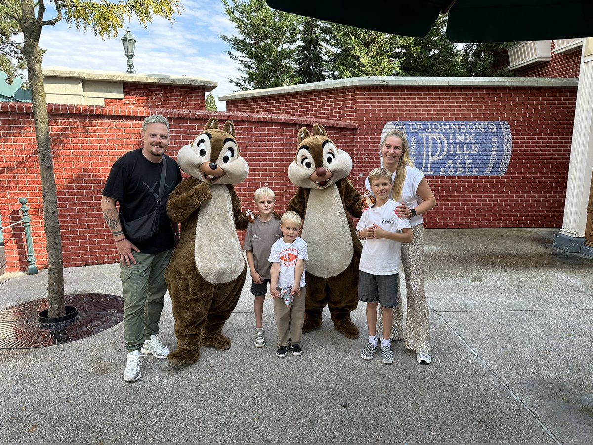 oli413's tweet image. Wat een heerlijk weekend 💜 #DisneylandParis #trotsopmijngezin