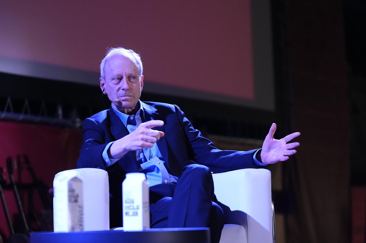 festdelasideas's tweet image. Cerramos el ciclo de grandes conversaciones en Plaza España con @MichaelJSandel y #MontseDomínguez hablando del #DescontentoDemocrático. #FDI24