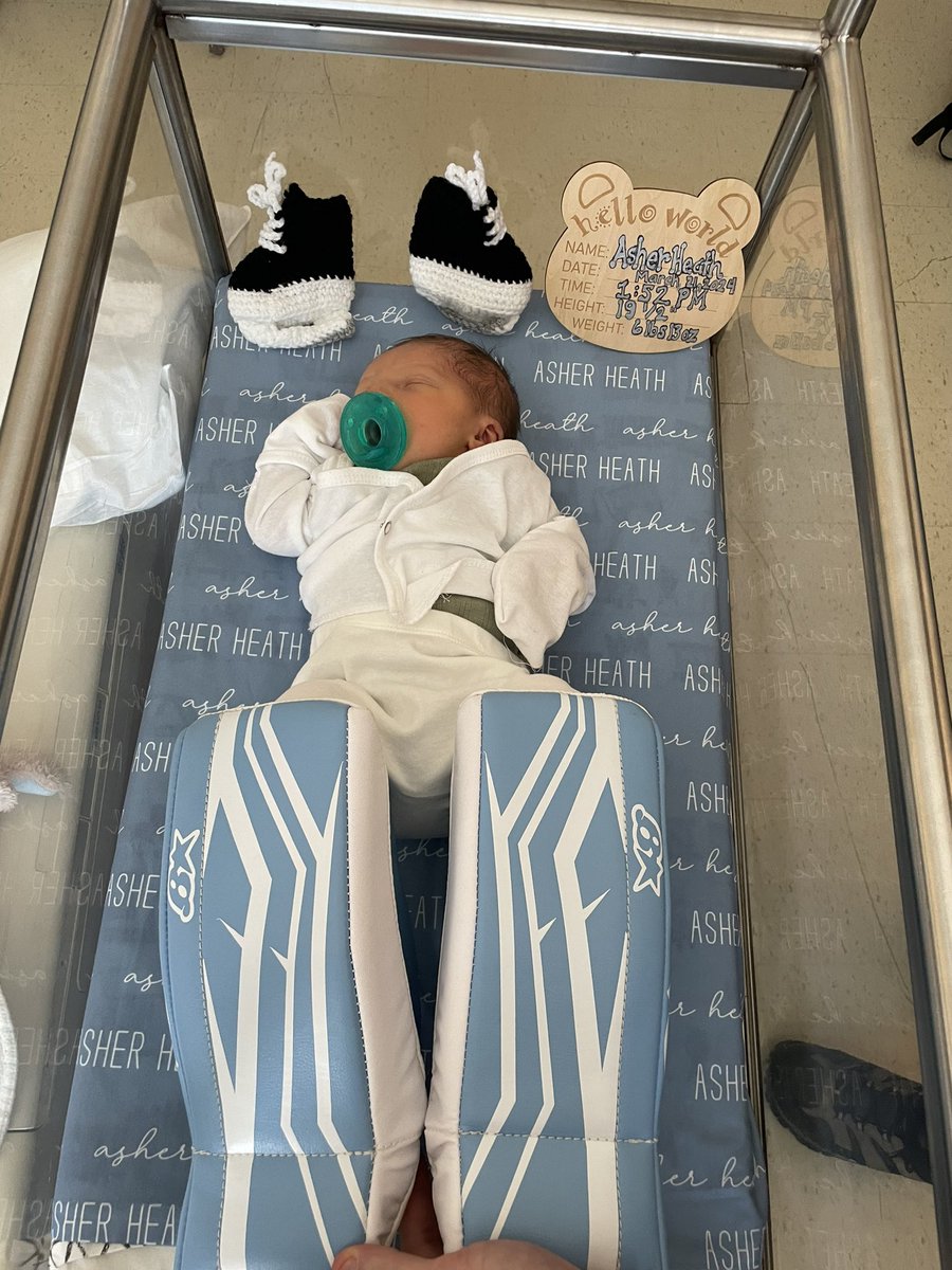 lilneumy's tweet photo. 6 months later his pads and clothes fit a lot better #littlepeanut #hockeybaby #readyfortheseason #ironsteelthreads https://t.co/hAdbegbMcK