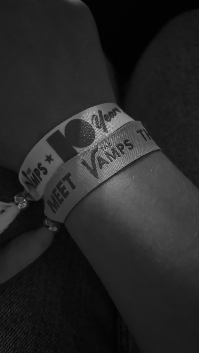 xsarahrxse's tweet photo. 2014 &amp; 2024 🤍 @TheVampsband https://t.co/m0Yp6p5t1R