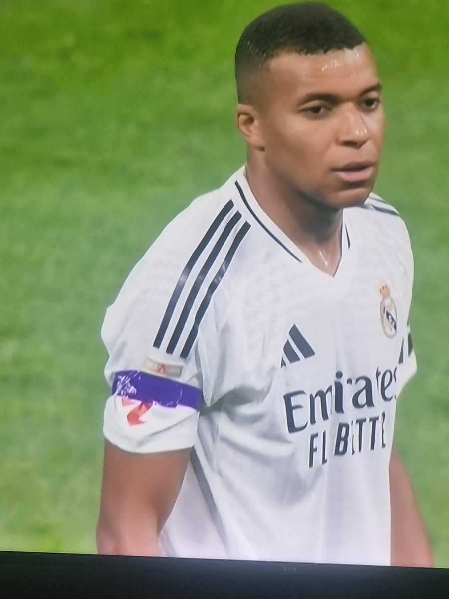 amontielQ's tweet photo. Alguien me podría decir a que se debe la banda morada en el lado derecho? #RealMadridEspanyol https://t.co/C2dlXsgw4O