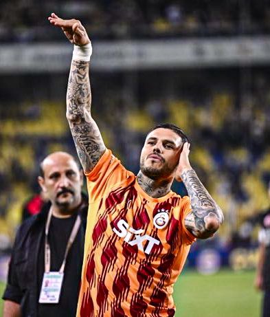 EmreErgenekon's tweet photo. Adam sırf kutlama yapmak için sakatlığını bir kenara bırakıp Arjantin’den geldi. 

Yer yüzünde yaşayan en büyük Fenerbahçe düşmanı. 😅 https://t.co/1MC6l8YEZo