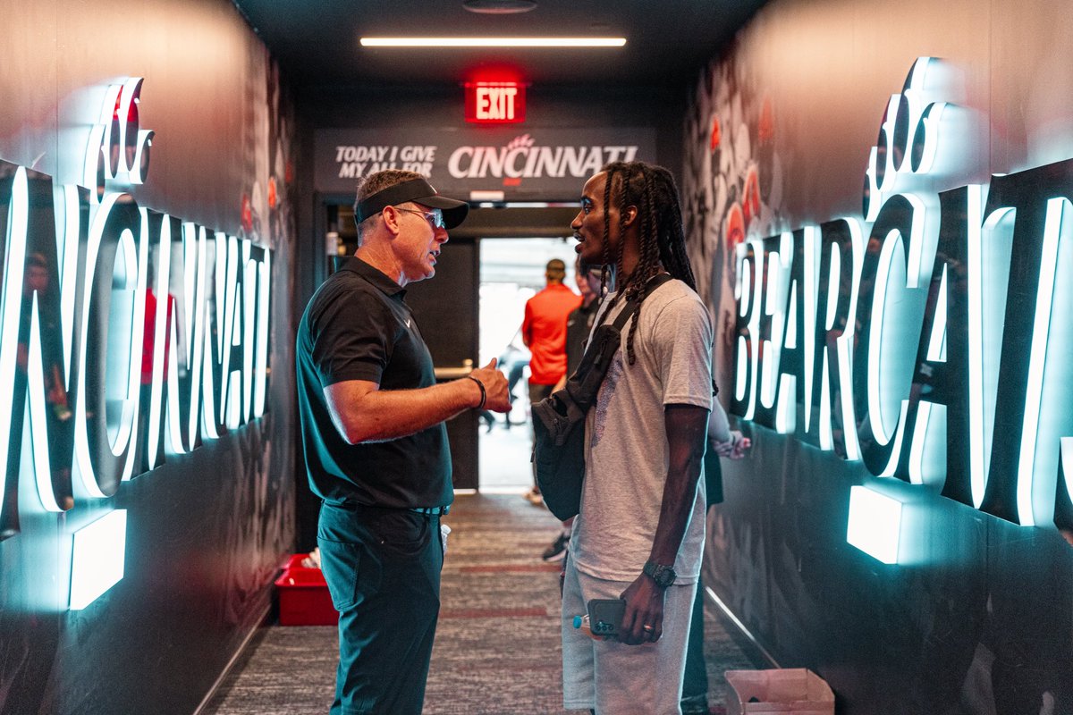 GoBearcatsFB's tweet image. .@CoachSattUC 🤝 @MardyGilyard