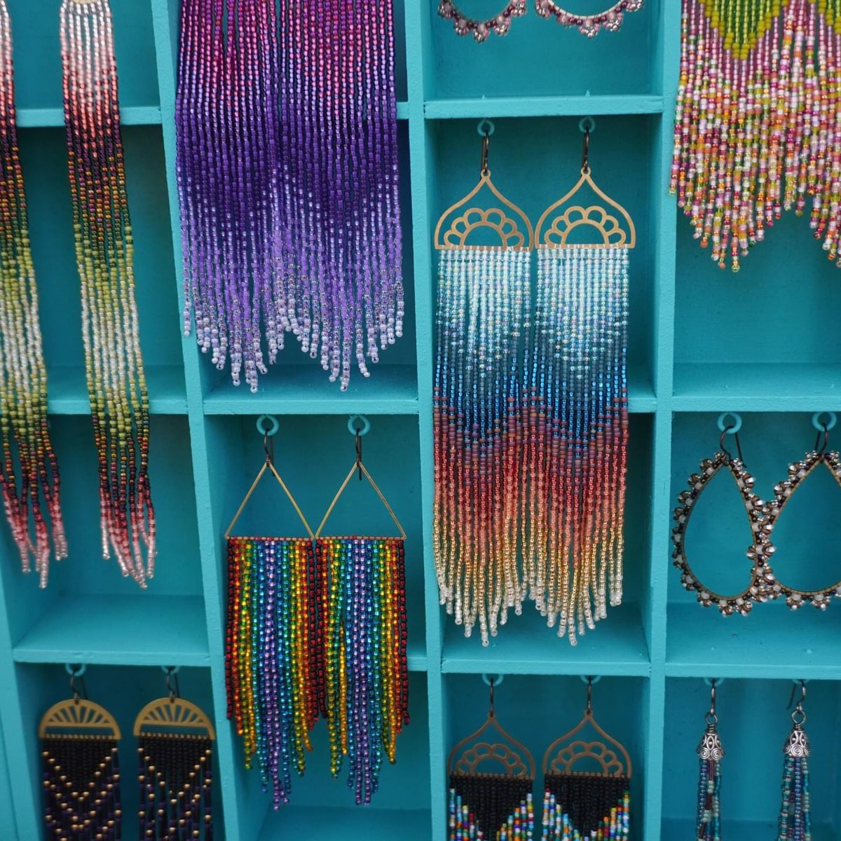 SaturdayMarket's tweet image. Looking for a sparkling new piece for that special someone? Go to booth #372 and see Angela with Sunny Asylum Designs and get just what you need!
etsy.com/shop/sunnyasyl…

#Jewelry #Earrings #funcolors #necklaces #bracelets #handmadejewelry #funjewelry #eugenesaturdaymarket