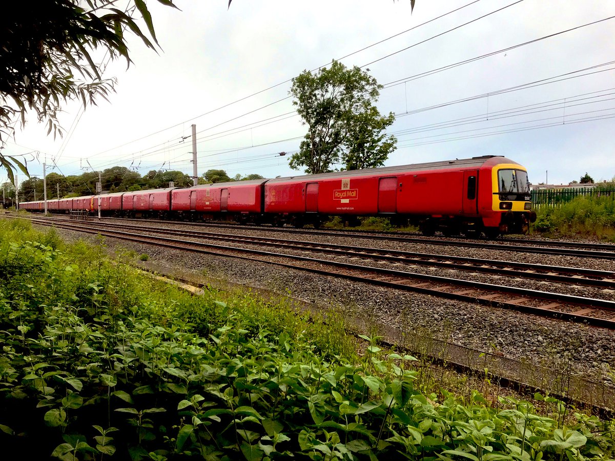 AndrewSharpe059's tweet photo. The last mail train ran last night. Everything now goes by road. Here is a shot from 2019 at Golborne. https://t.co/qIgwgg6yt3