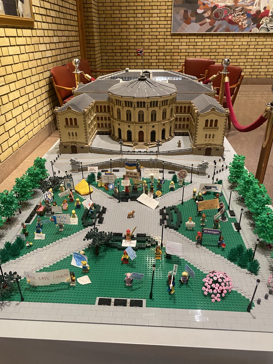 VeaRevoy's tweet image. A l’entrée du #Stortinget : une réplique en lego et des manifestants, pourtant rares