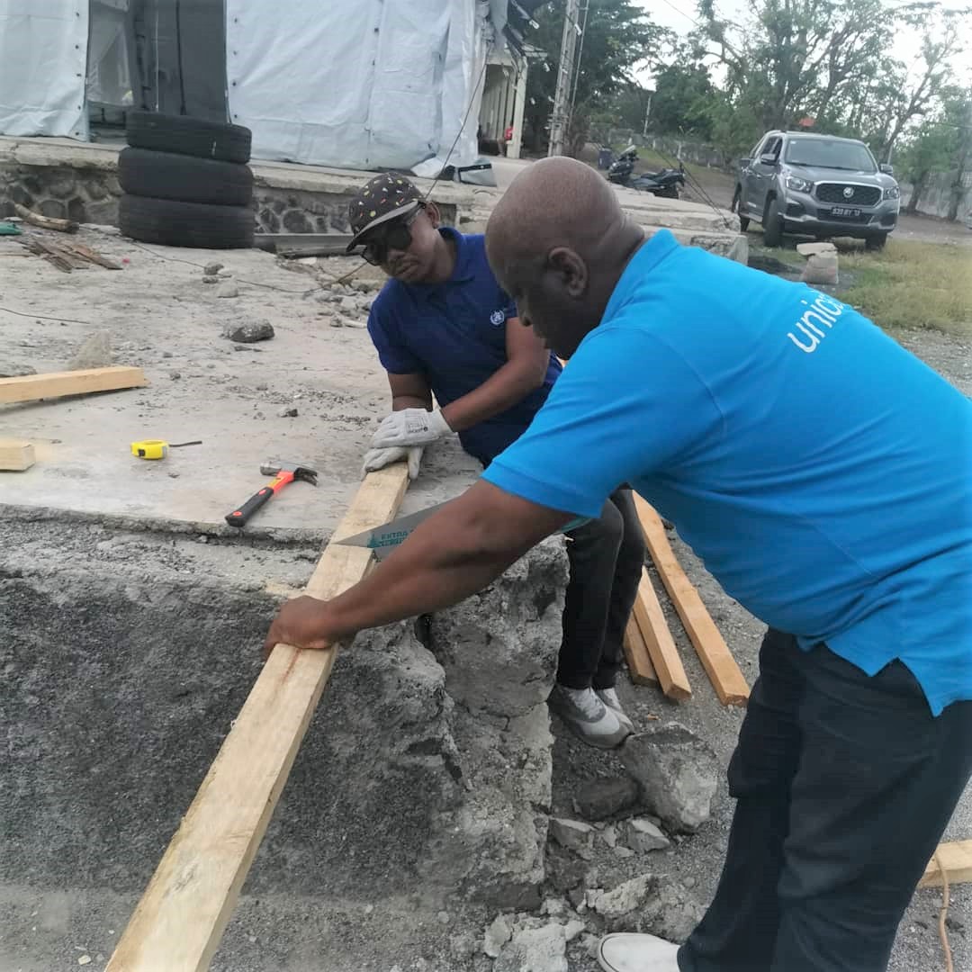 UNICEFComores's tweet photo. Nouvelles concernant l'épidémie de #choléra. Nos #équipes sont mobilisées sur le terrain face à l'augmentation préoccupante des cas de choléra signalés dans la partie nord de l'ile de Ngazidja. L'UNICEF a pris des mesures rapides et immédiates. En étroite collaboration avec le Ministère de la Santé et le Croissant Rouge Comorien, nous avons établi des unités spécialisées pour le traitement du choléra à Mitsamihuli et Ntsaoueni.

Nos équipes ont déployés les ressources essentielles pour assurer une prise en charge efficace des patients :
- Médicaments
- Matériel de traitement
- Sérum
- Produits de réhydratation
- Kits CATI (intervention rapide)
- Mise en place de toilettes d'urgence

Nous appelons la population à la vigilance. Pour limiter la propagation de l'épidémie, veuillez:
1. Vous laver les mains fréquemment avec du savon
2. Ne consommer que de l'eau potable et des aliments surs
3. Vous faire vacciner contre le choléra
Votre santé est notre priorité. Ensemble, nous pouvons endiguer cette épidémie.