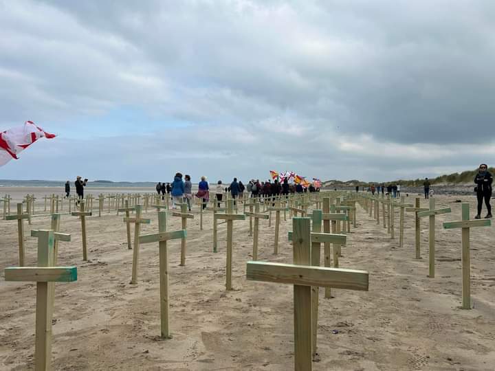 niporwifi's tweet photo. Hoy se ha celebrado un acto en la playa de Streedagh en Sligo (Irlanda) para conmemorar a los fallecidos de tres navíos españoles que pertenecían a la Armada Invencible, y que murieron el 21 de septiembre de 1588. Los naufragios provocaron la pérdida de más de 1.100 españoles, hoy se han colocado cruces en la playa por cada víctima de aquel día.
https://t.co/e2qB4YJWgu