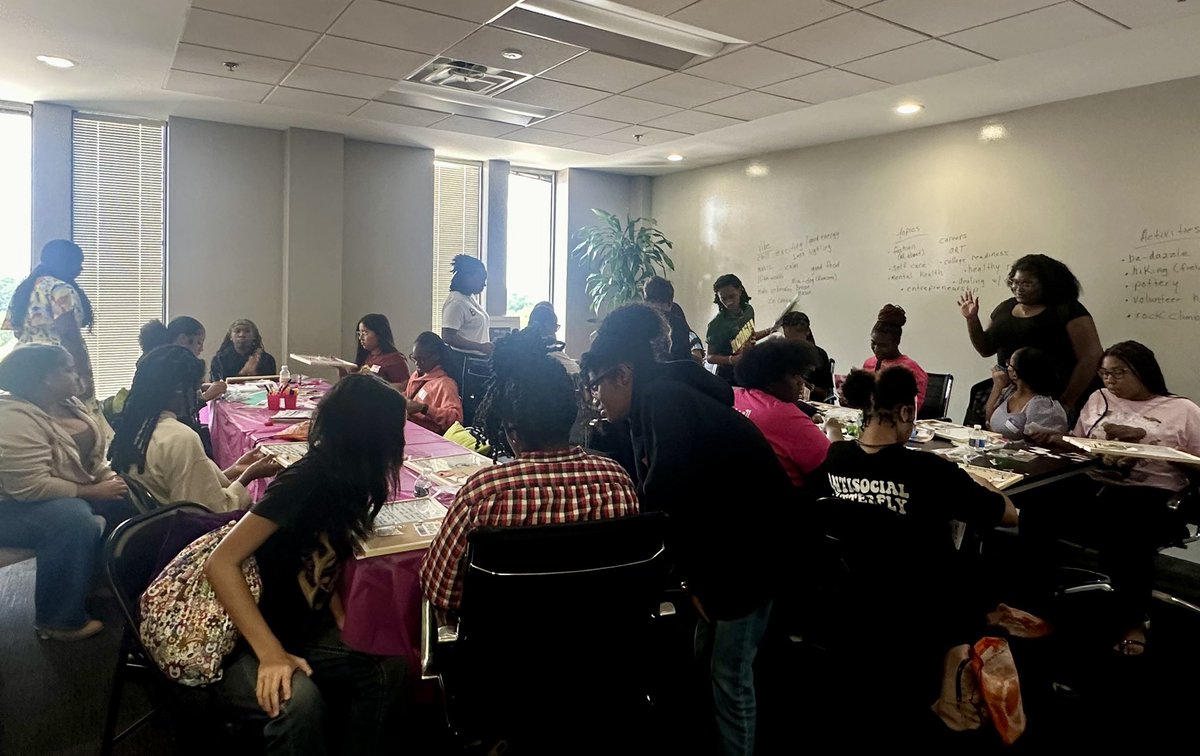 paigedugginslaw's tweet image. So proud of our @EJW_org fellow Makiah Lyons, who is working with scholars and volunteers @CoolGirlsInc to provide education and training on Black girls’ civil rights in education. Today we discussed the #STPP and the unique challenges girls of color face in discipline 👩🏽‍🎓👩🏽‍⚖️🙌🏽