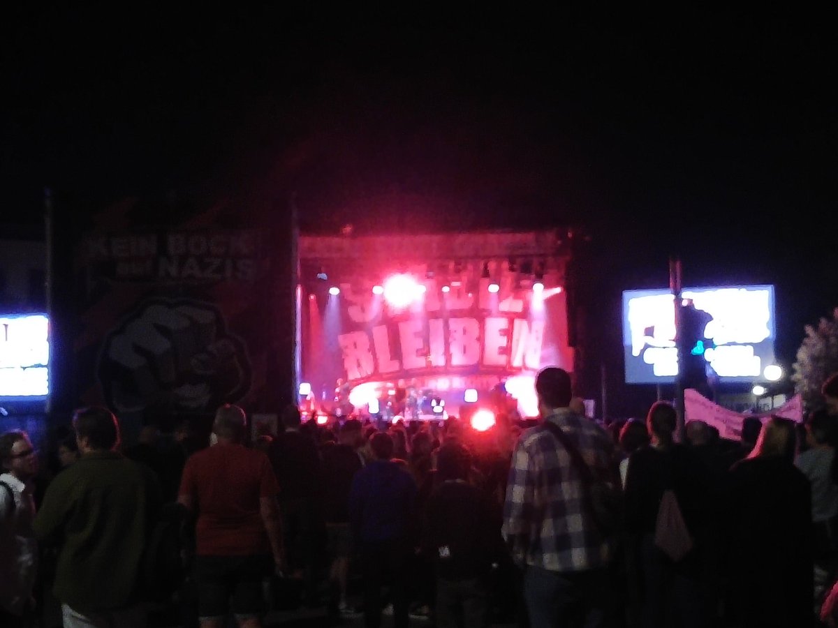 Ein Hoch auf alle Busfahrer:innen, die sich heute Abend bei #keinbockaufnazis durch die Menge manövrieren müssten!