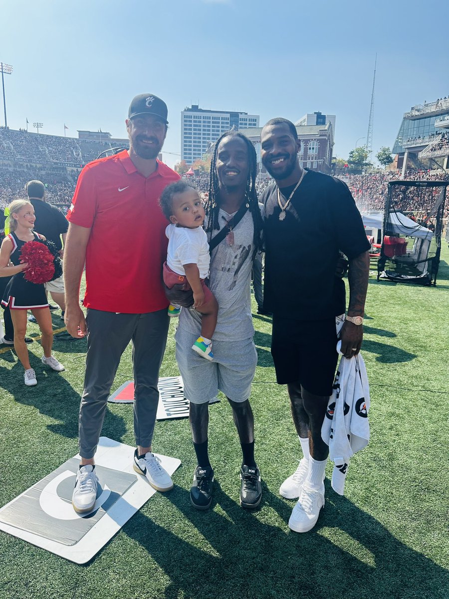 tony_pike15's tweet image. Great win, great to be in the company of a couple Bearcat Hall of Famers! @MardyGilyard @SeanKilpatrick