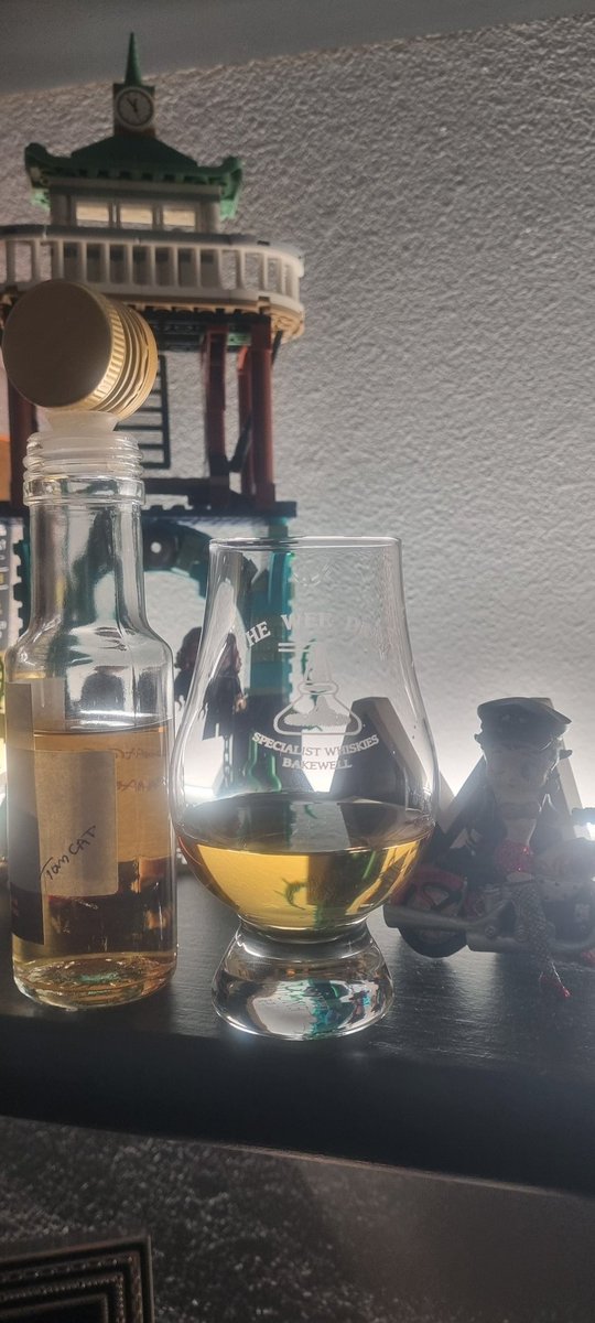 TomsDram's tweet photo. @Sav70 @BertSmedley @drams_s @BrianVolkert @jason85388511 @RockNRolla60 @whiskytip @PaulOBrien10 @Imagicranium @decoreape7 @mjpm67 @MrLBanhammer @PadWhisky @uk_whisky @Whiskybrum @DalaiLama @Springbank1828 @kittyhen I'm in for #SampleSaturday with this generous sample courtesy of (Grandad) @BertSmedley
Slàinte https://t.co/F6OhR4Laxj