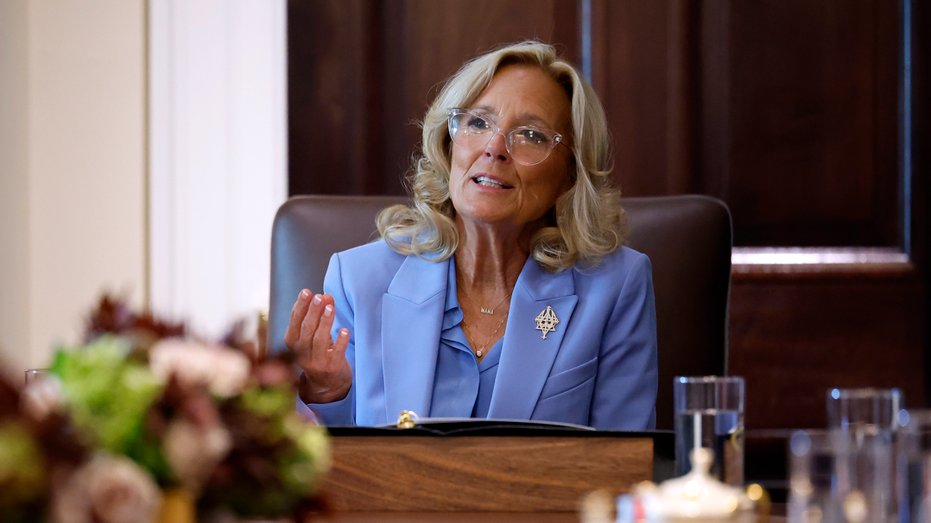 Fxhedgers's tweet photo. SOCIAL MEDIA ERUPTS AFTER PRESIDENT THROWS TO JILL BIDEN TO SPEAK AT CABINET MEETING: 'ALL YOURS, KID' (Fox News)

Social media erupted after First Lady Jill Biden presented at what may be one of President Biden’s final Cabinet meetings in the White House.

Biden convened his Cabinet on Friday for the first time since Oct. 2, 2023 – this time with the first lady joining him to speak about the White House Initiative on Women’s Health Research.

Full article:
https://t.co/kuNLrJv8Nj