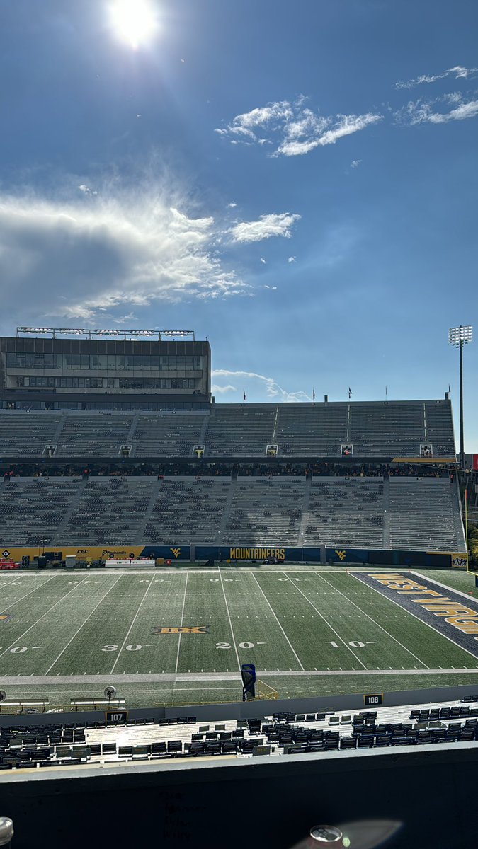 RobertReed86's tweet photo. It’s a blue sky and the sun is out…. Let’s play ball!!! @WVUSports #hailwv https://t.co/UoPFqDHz9A