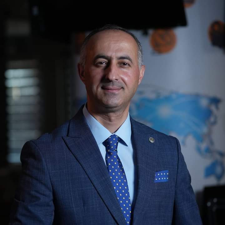 Kıbrıs Amerikan Üniversitesi'ndeki öğretmen ve üniversite profesörünün vefat haberini yakın zamanda öğrendim. 
Arkadaşım Güney Ferhat Batı, Türkiye'nin en önemli akademisyenlerinden ve siyaset araştırmacılarından biridir.
rahmet ve sonsuzluk, tüm dostlarına ve sevenlerine sabır