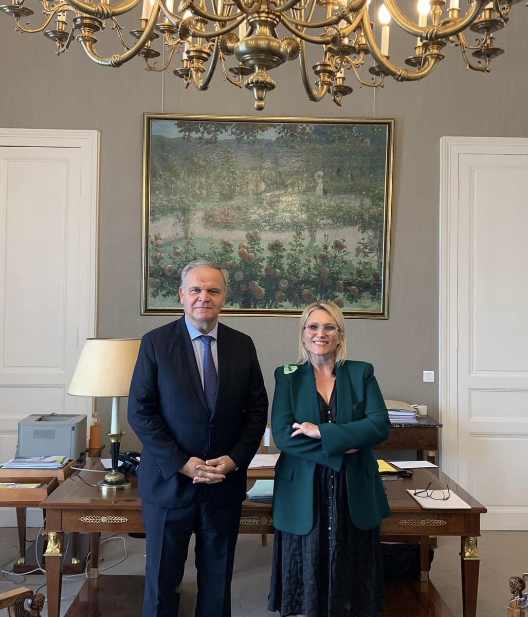 @Félicitations à <a href="/fnb_officiel/">François-Noël BUFFET</a> , nommé ministre chargé des <a href="/outremer_gouv/">Ministère des Outre-mer</a>, placé auprès du #Premierministre. 
Homme de travail, d’écoute et d’analyse. Excellente nouvelle pour les outre-mer et la #NouvelleCalédonie qu’il connaît très bien.