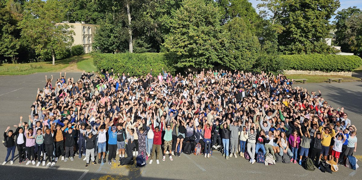 Voici notre désormais traditionnelle photo de rentrée. Joie de reprendre les cours et ....de se retrouver ou de se rencontrer.