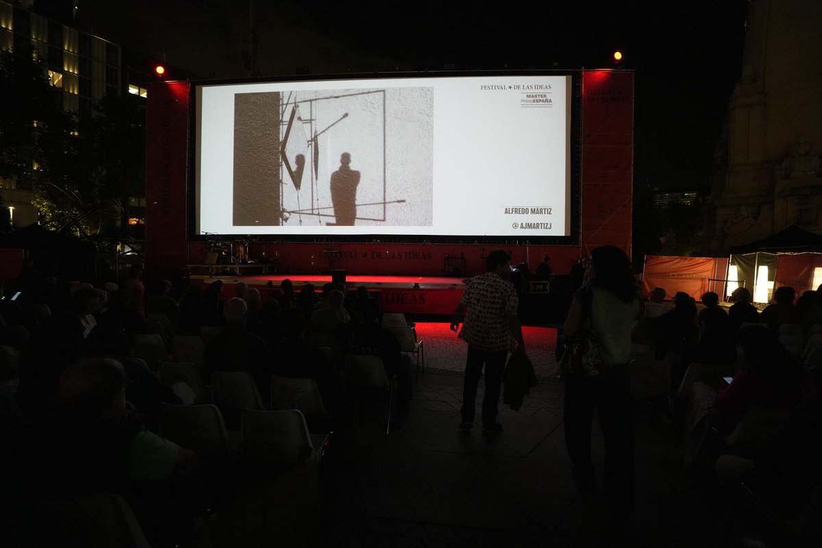 festdelasideas's tweet image. Nos sumergimos en un recorrido visual por las culturas del malestar con la proyección fotográfica de los alumnos del Máster de Fotografía de @photoespana. #FDI24 #PHE