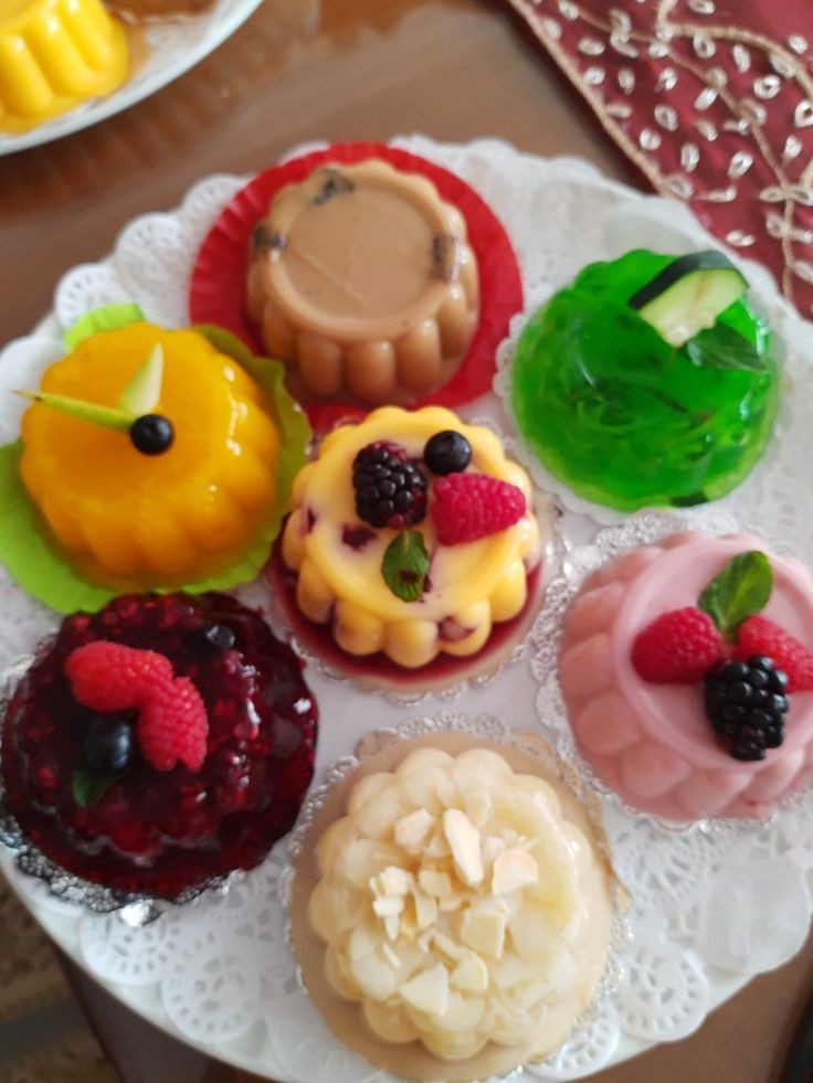 Es muy difícil poder regalarle a alguien que lo tiene todo y a pocos días de su cumpleaños, pero espero ser una buena amiga invisible. 

#SimpsonsInvisible <a href="/xMrMBurns/">Mr. Burns</a>