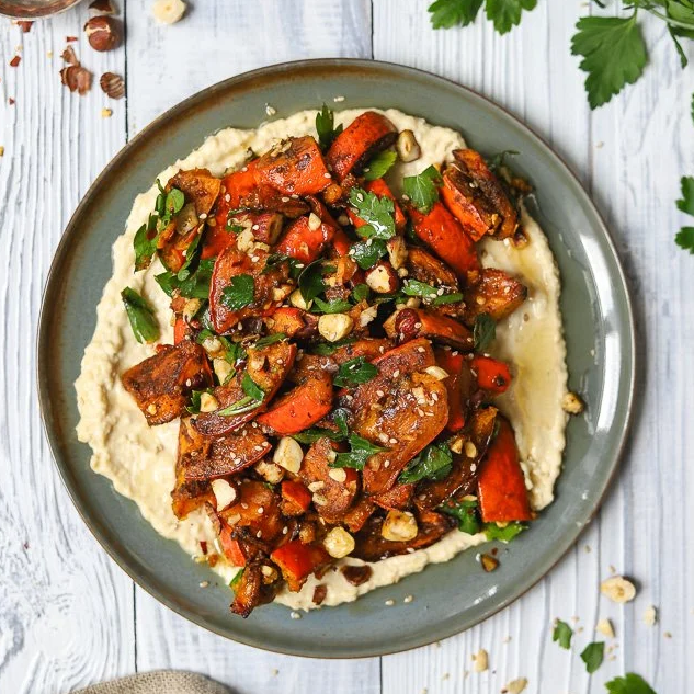 #NuttyRecipe: Spiced and Roasted Pumpkin With #Hazelnuts + Hummus  | #twospoonsca 🌰😍

Fall Comfort on a Plate! 🍂 🎃 Roasted pumpkin with warm spices, topped with crunchy hazelnuts, served over creamy hummus.
👉️ tinyurl.com/p9w7ufah

#jewelsunderthekilt #mapleroastednuts