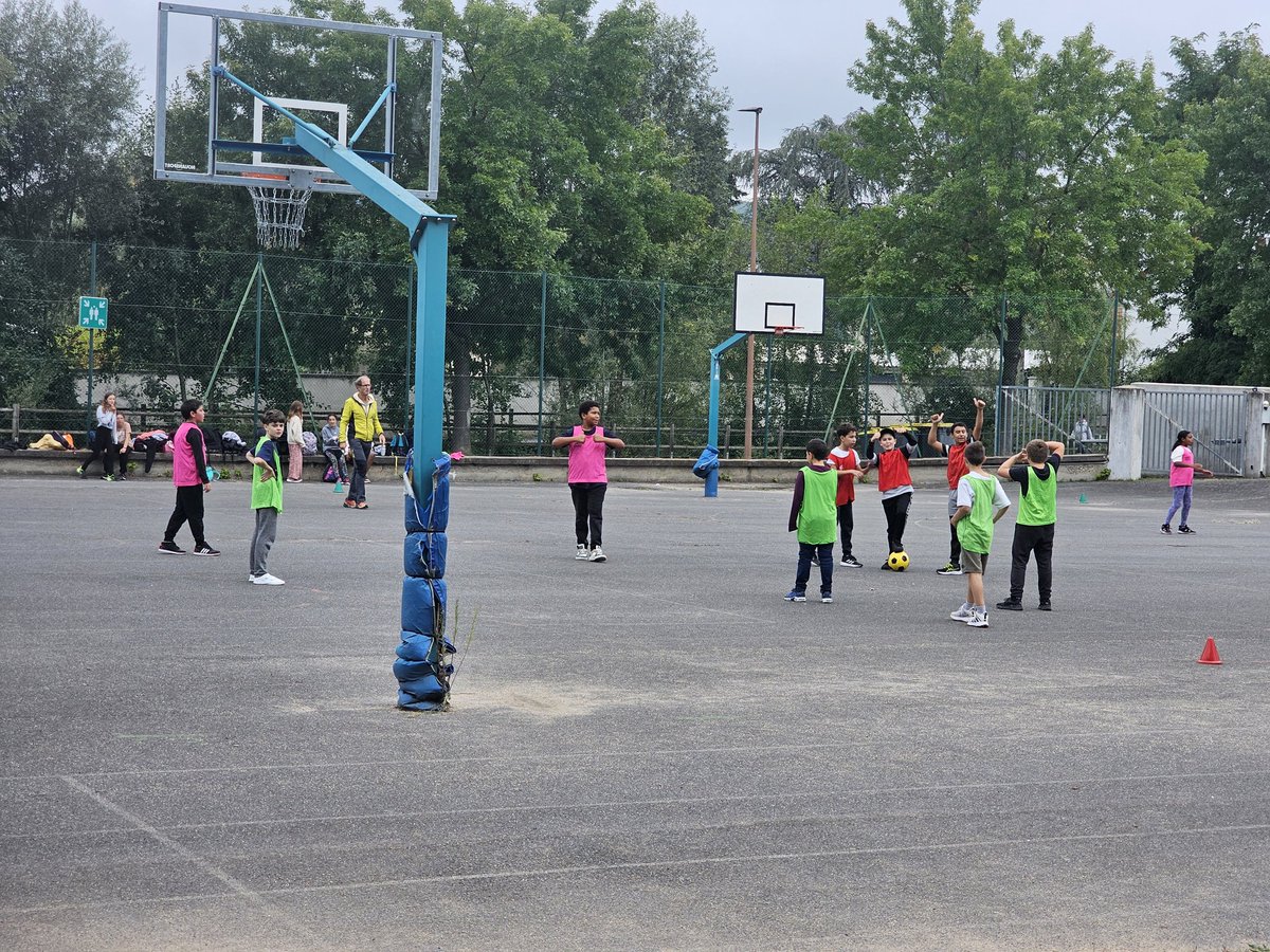 Journée Nationale du Sport Scolaire. Tous nos sixièmes ont pu découvrir le 18 sept, des activités de L'AS: foot, VTT, escalade, tennis de table, basket, et jeux traditionnels... Merci aux professeurs d' EPS pour leur investissement pour la pratique physique de nos élèves !