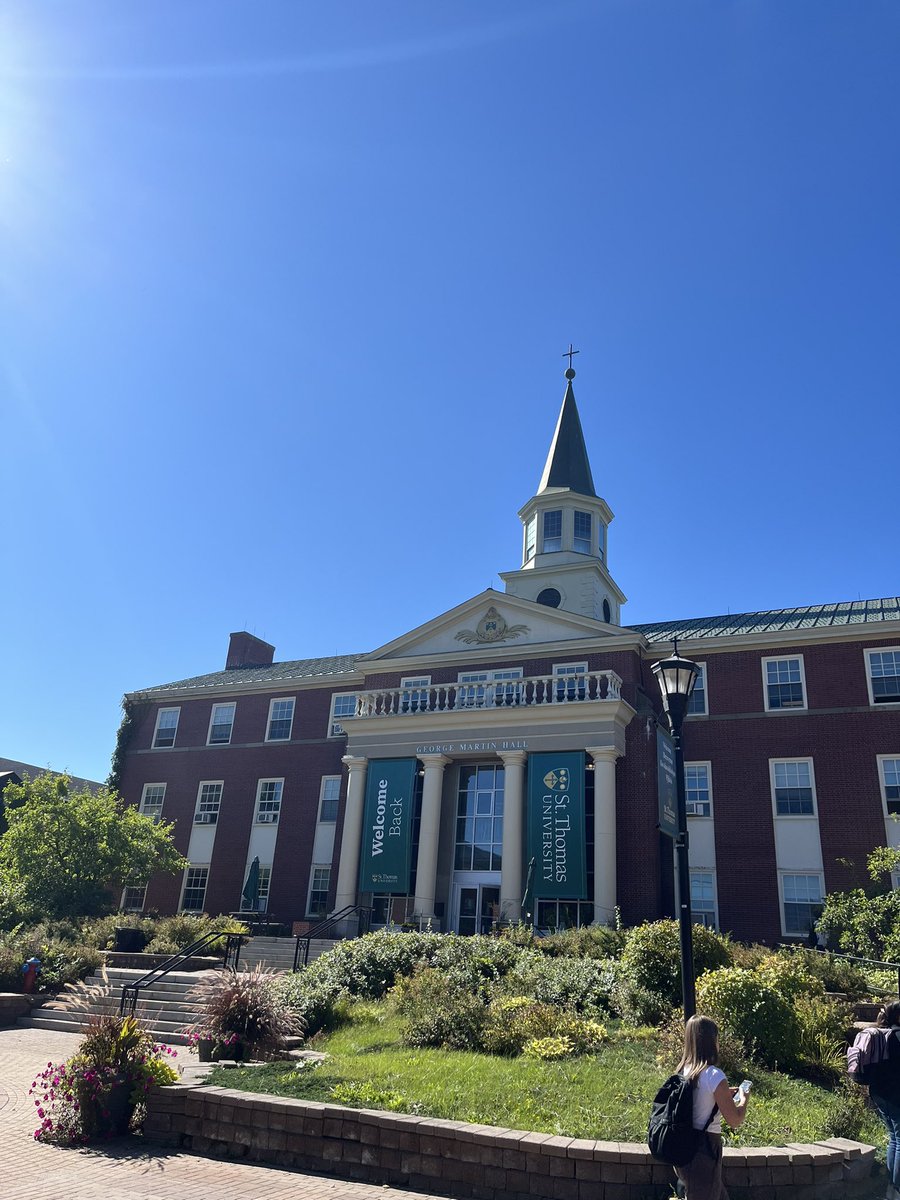 Ar ais arís! 

Delighted to be back in action here at <a href="/StThomasU/">St. Thomas University</a> with another bunch of enthusiastic students ready to sink their teeth (and velar fricatives) into the language! 

Coinnígí súil amach do na himeachtaí atá le tíocht ☘️ <a href="/ICUF_Awards/">ICUF Foundation</a> #TrasnaNadTonnta