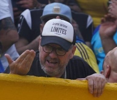 Este nabo que no tiene nada que ver con Boca está en la cancha y vos que sos socio hace años y pagas la cuota todos los meses te quedaste afuera. Es triste.