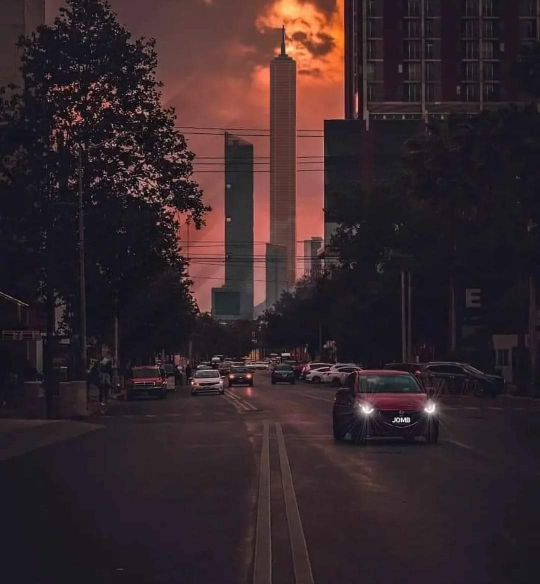 nelvaldez's tweet photo. Así se verá la Torre RISE desde la calle Ocampo centro de #Monterrey cuando quede concluida 😍🤩 https://t.co/guVk15vE7L