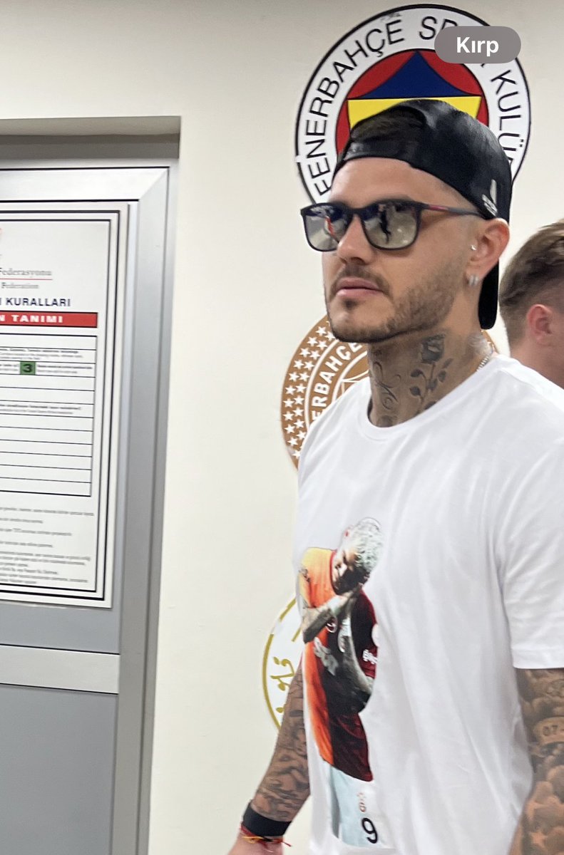 cimbomsokak06's tweet photo. Stada geliş için ayrı, galibiyet sonrası ayrılış için ayrı tişört bastırmış özel olarak.

Mauro Icardi’nin Fenerbahçe nefreti inanılmaz 😂😂😂 https://t.co/cfhUgSXLug