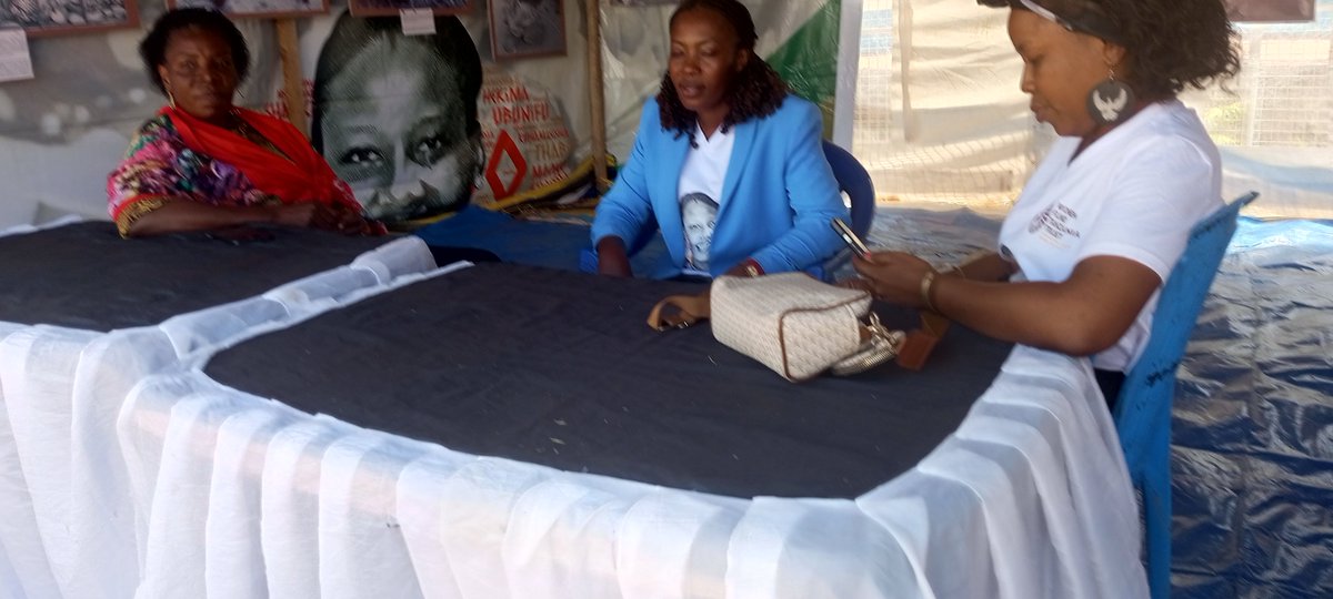 Matukio katika picha Maonyesho ya Sanaa na utamaduni,Agnes Ntuhi toka Women fund akisikiliza Historia Toka kwa Chifu wa Nyasa