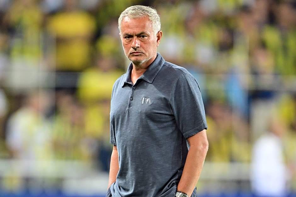 DevrimKalbinde's tweet photo. Sana birisi yalan söylemiş #Mourinho bey... Galatasaray'ı yenmek kolaydır demiş... Ama bizim vermediğimiz şeyi sen alamazsın...!!! 😉 ❤️💛 https://t.co/2zvMp3L4Fj