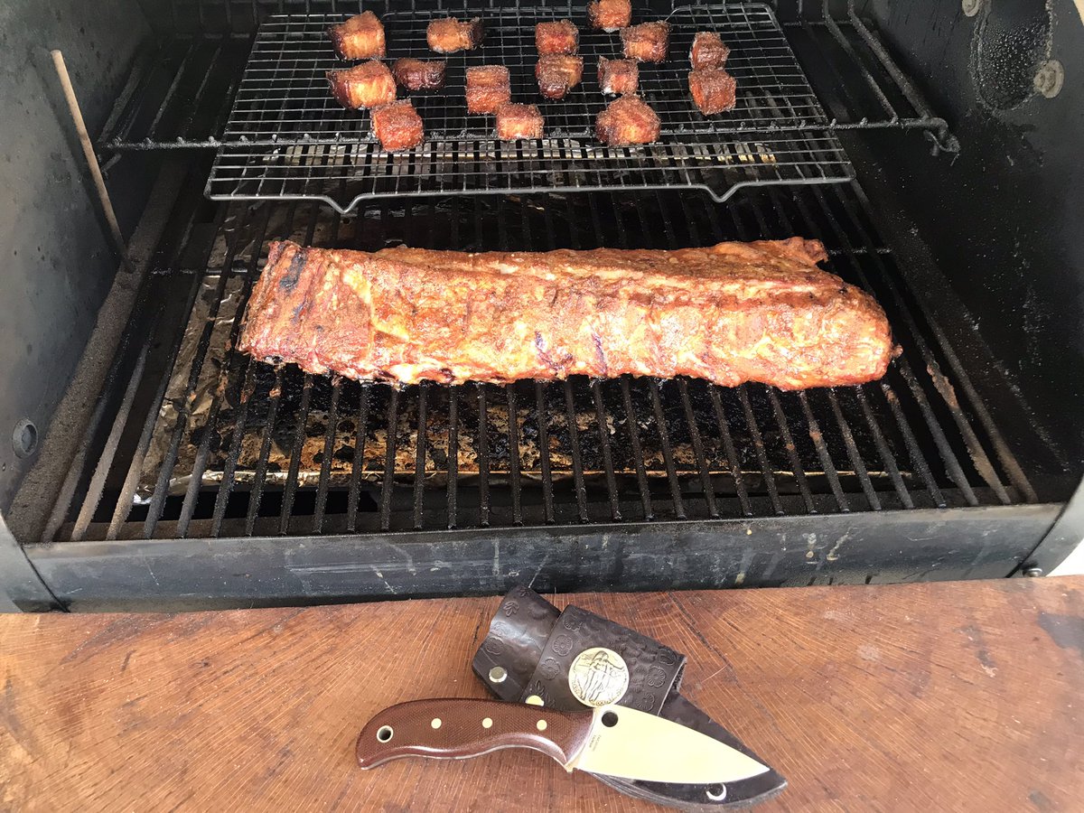 DaveToolsBlades's tweet photo. Pork ribs and pork belly burnt ends on the smoker today. My old Spyderco Mule Team in 4V putting in the work. #barbque #spyderco https://t.co/Z4SJwHEDNN