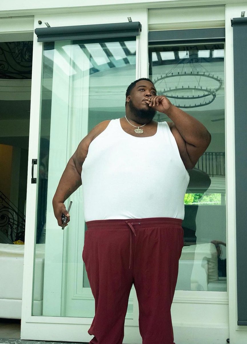 iih3artdiamondz's tweet photo. No shade Who tf letting kilo crack? https://t.co/HhT1YJ6ld3