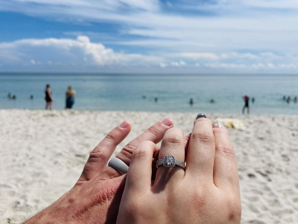 zoeytruran's tweet photo. honeymoonin’ https://t.co/nW94r4Ayc2