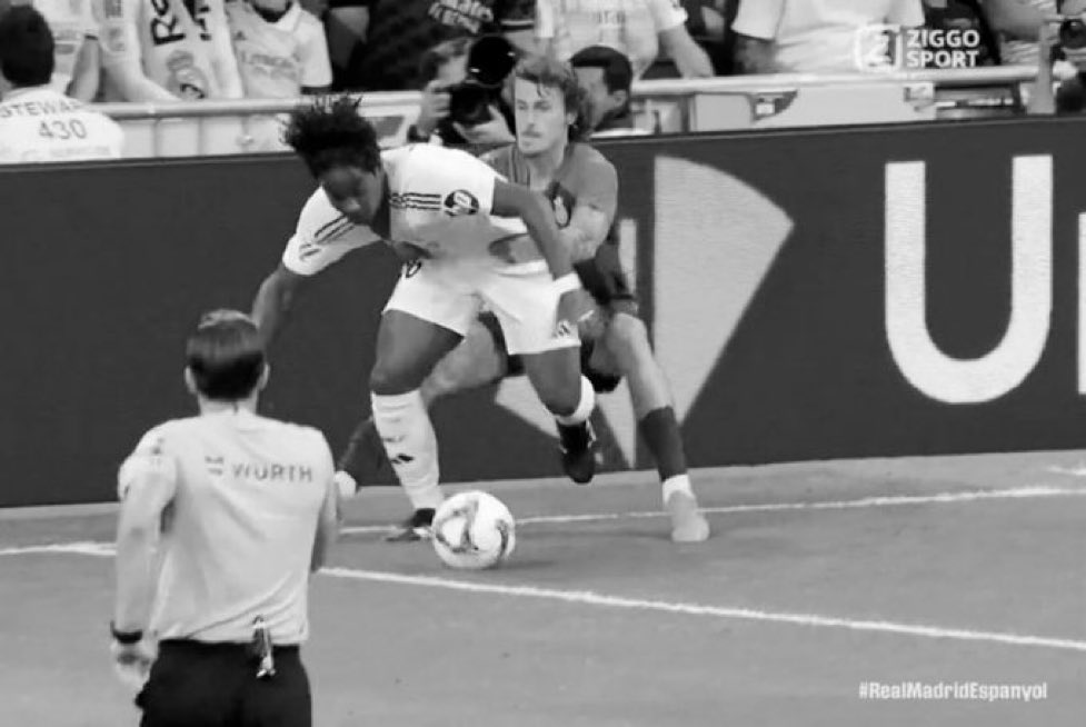 Han pitado este penalti que es fuera del área. Sigan. 5 penaltis en 6 jornadas.