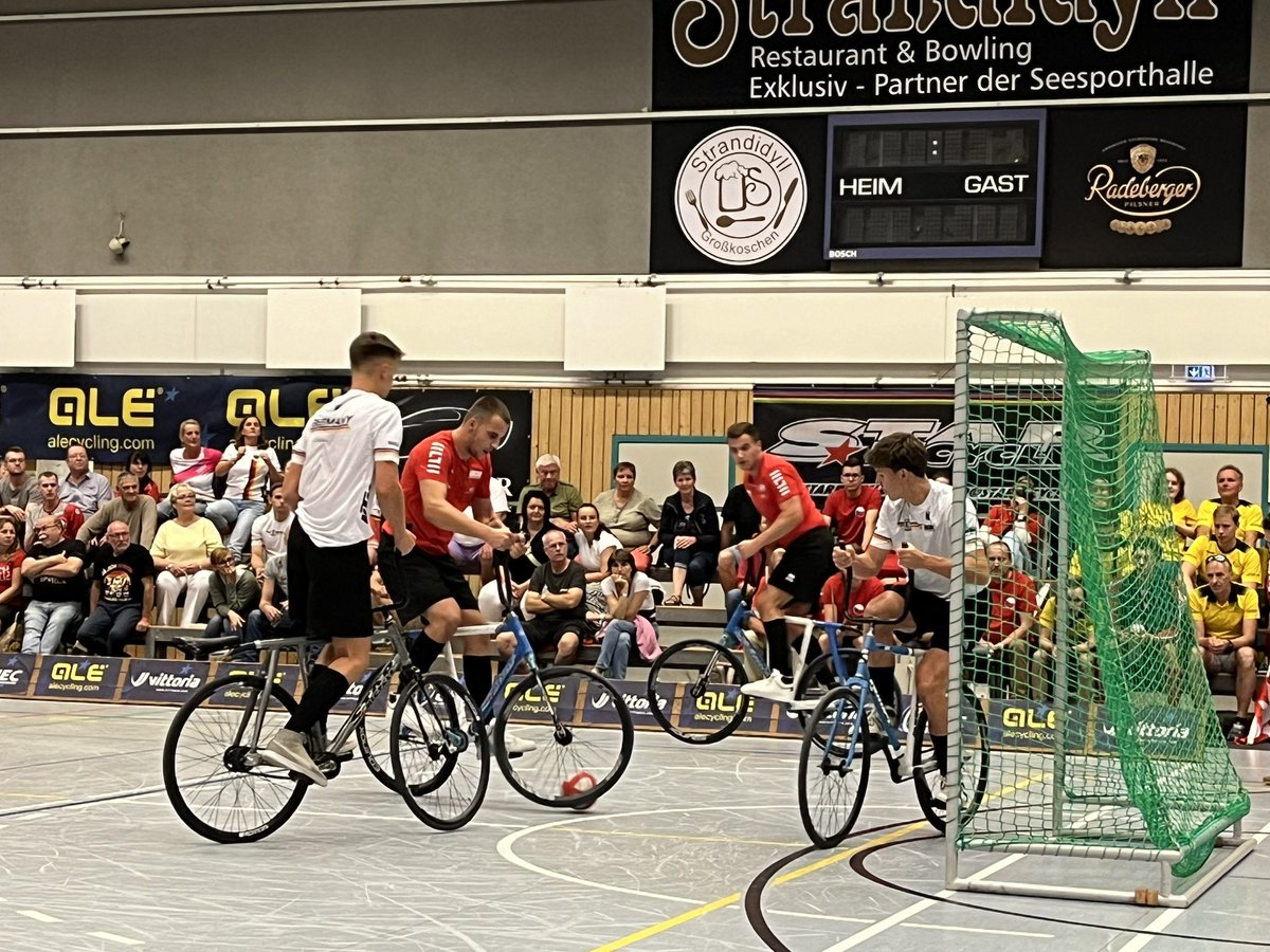 #U23 #Radball #Europameister kommt aus #Brandenburg #Großkoschen - tolle Stimmung in der Seesporthalle am #SenftenbergerSee Danke an die Ehrenamtlichen vom #RadsportvereinGroßkoschen
<a href="/MBJSBrandenburg/">MBJS Brandenburg</a> @LKSPN  <a href="/staatskanzleibb/">Staatskanzlei Brandenburg</a>