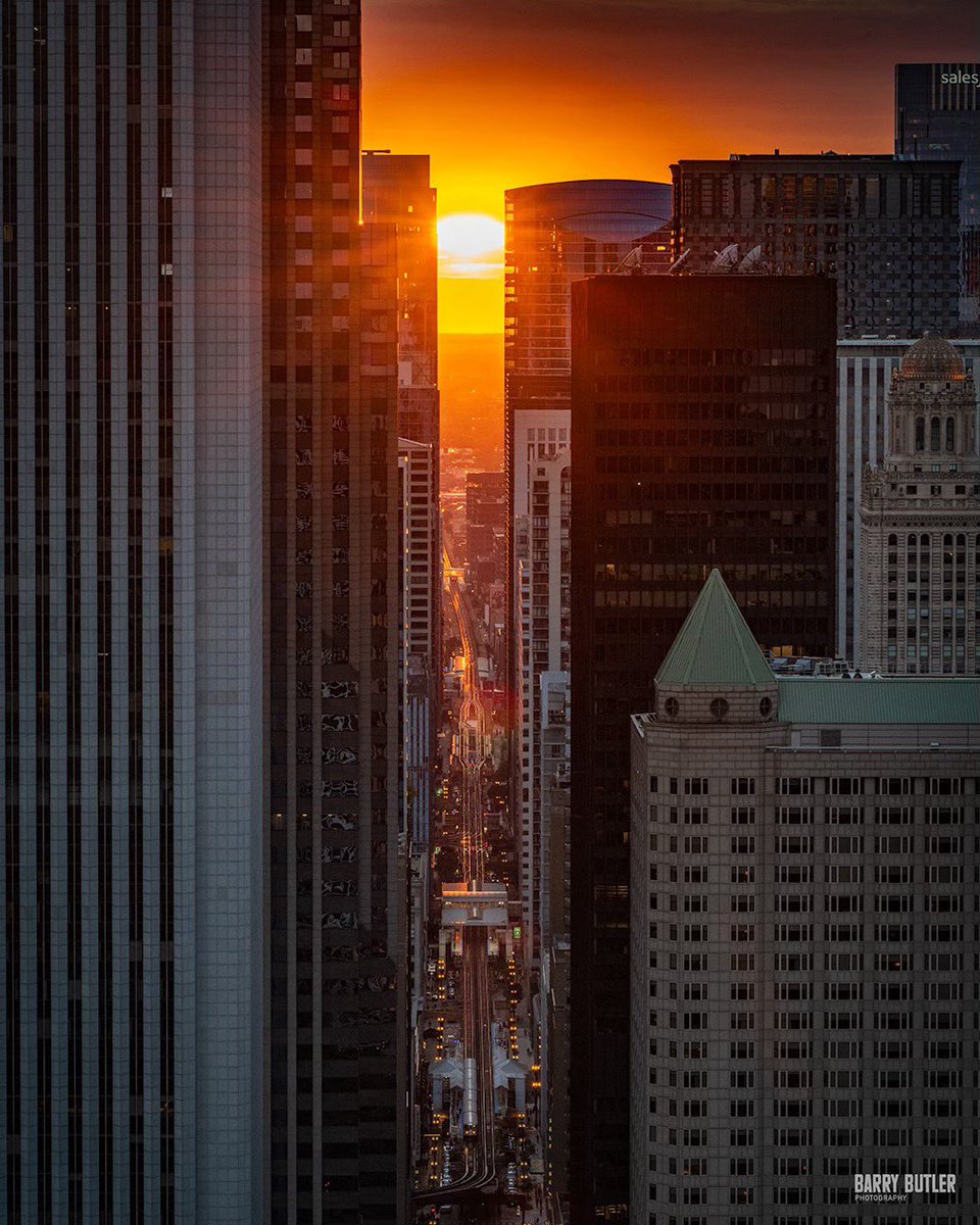 barrybutler9's tweet photo. Sunset with Chicagohenge.   This evening's ending over the downtown Chicago.  #weather #news #ilwx #chicago #autumnalequinox #chicagohenge https://t.co/6VTyd3zARk