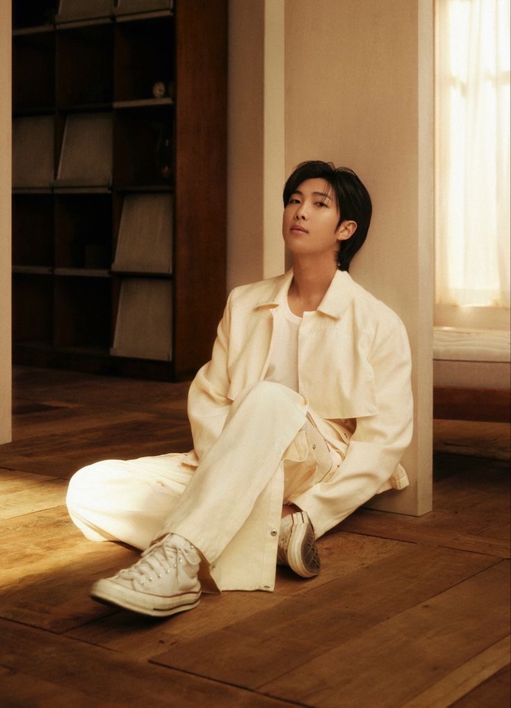 기다리던 책 어제 밤에 잘 받았습니다🥹 
함께 들어있던 손거울, 꼬부기 책갈피, 그리고 스티커와 사진들까지 하나하나 여러분의 마음과 정성이 느껴졌어요. 너무 귀여움 🐨
책 읽기 딱 좋은 계절의 시작을 함께 할수있어 기쁩니다 🫶 
<a href="/240912_HBD_RM/">네가 밀면 넘어질게, 날 일으켜줘</a>
#네밀날일
#김남준이_구원이_되었던_순간